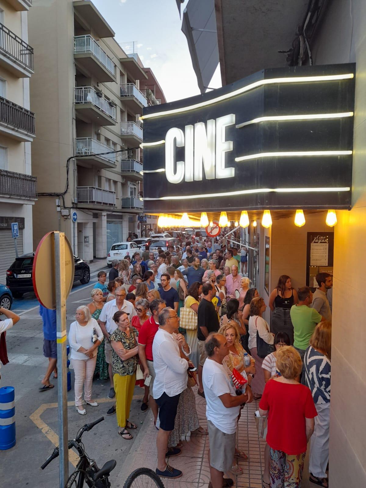 El público, en la entrada a un cine que conserva la magia de los cines de siempre
