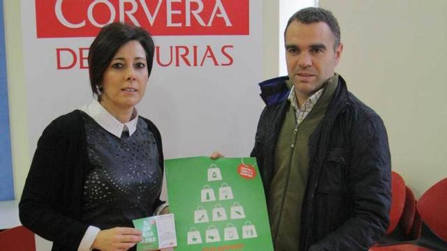 Mar Serrano e Iván Fernández, ayer, en la presentación.