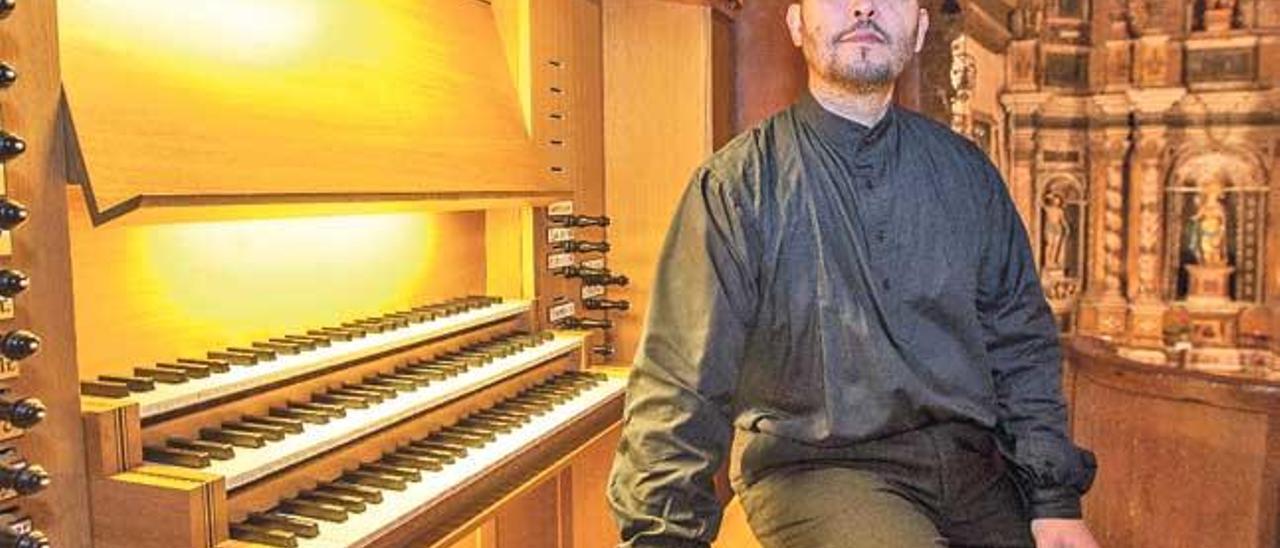 Miquel Bennàsar es el organista titular del ciclo ´Els matins de l´orgue´.