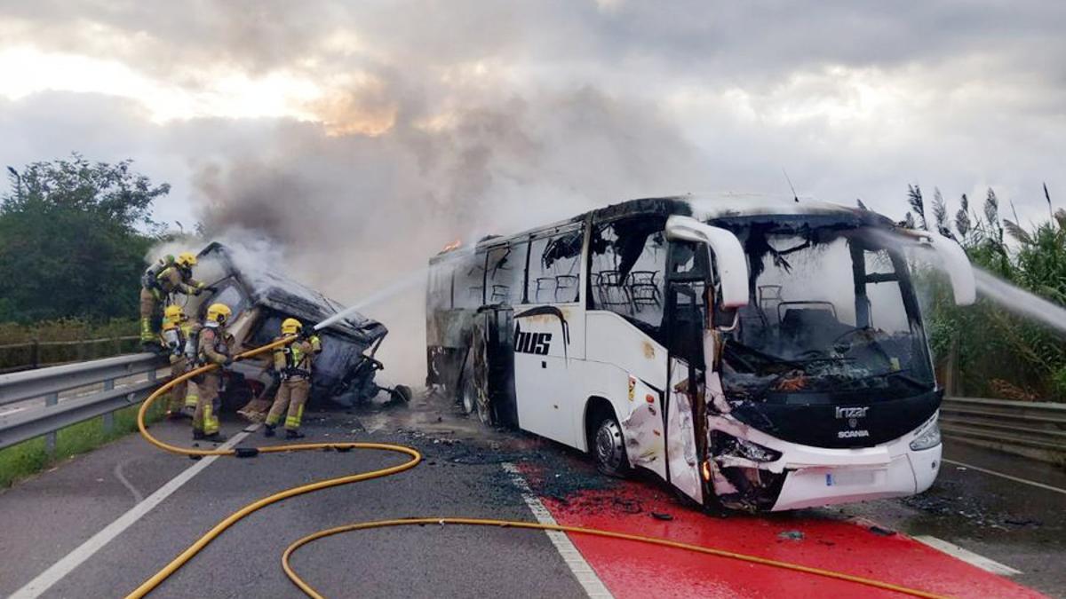 Vídeo: Incendi de dos vehicles després d'un accident a la G-600