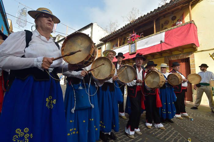 Carretas y grupos en la romería del Pino