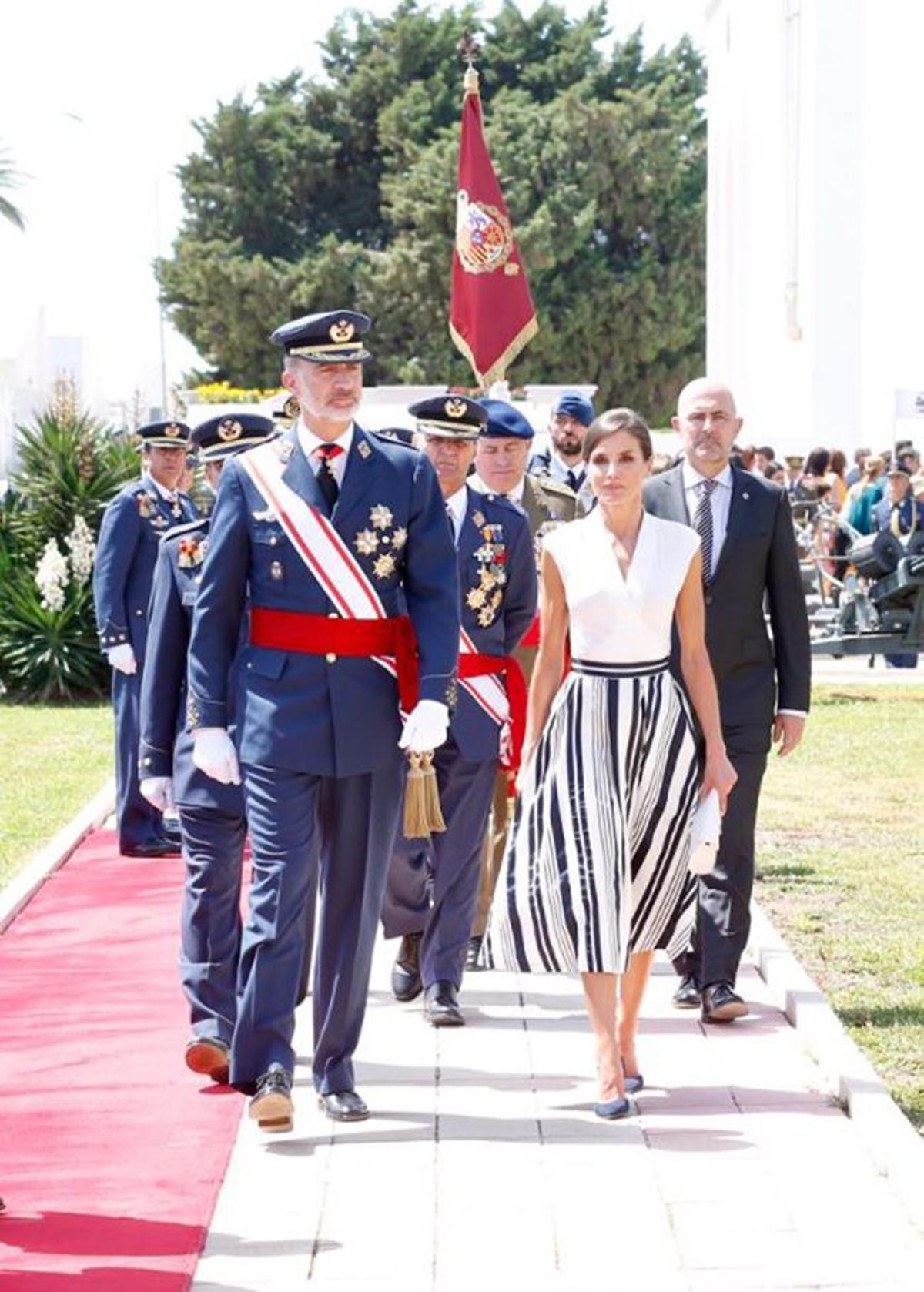 Letizia Ortiz con conjunto bicolor en Murcia