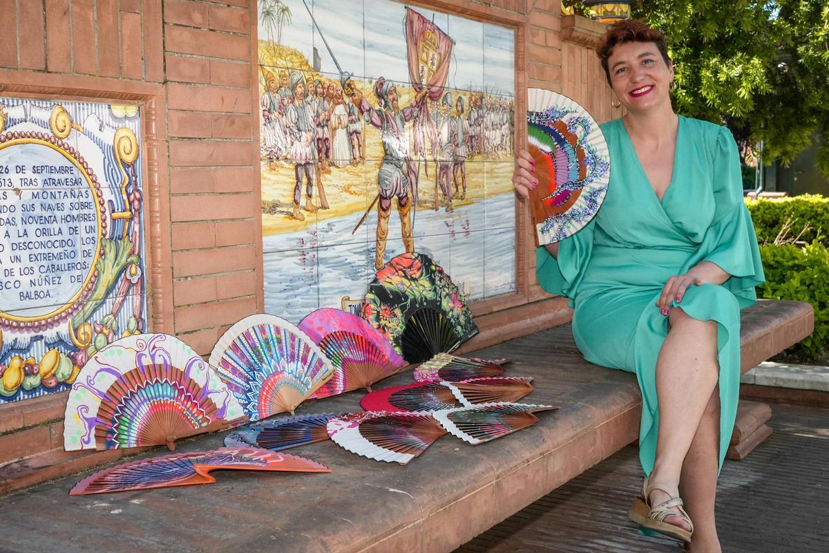 Candelas Villa con sus abanicos en uno de los bancos de San Francisco (Badajoz).