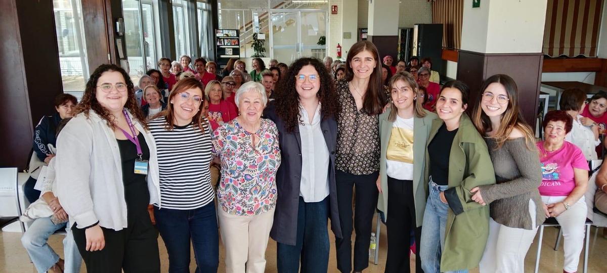 La presidenta de Adicam, Olga Sotelo (3ª izda.) con otras mujeres de Adicam.