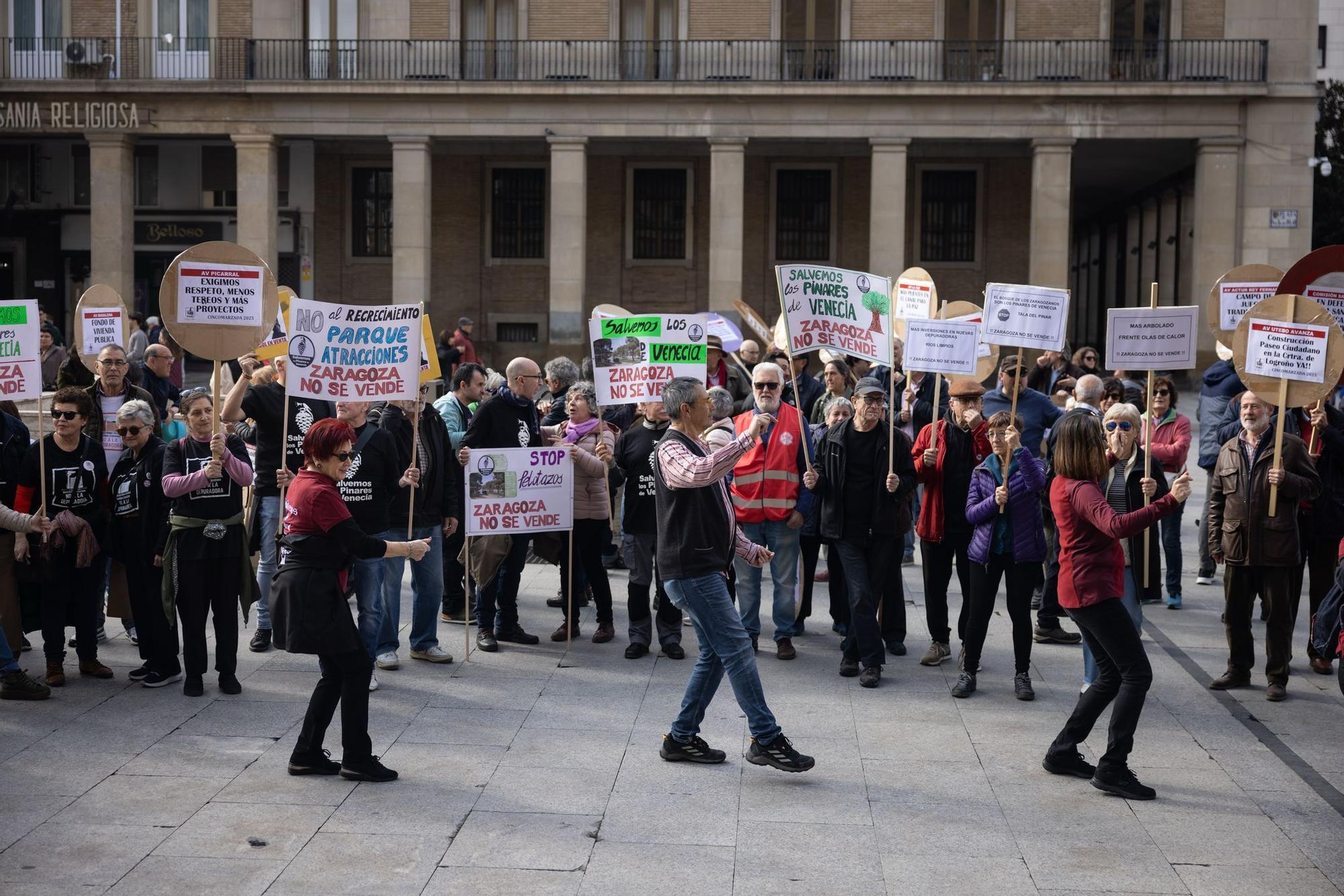 En imágenes | Los zaragozanos no fallan a su cita en el Tío Jorge por la Cincomarzada