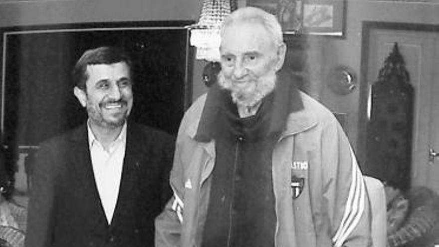 Fidel ve «sosegado» a mahmud. El ex presidente cubano Fidel Castro encontró al presidente de Irán, Mahmud Ahmadineyad, en la reunión que mantuvieron el miércoles en La Habana, «sosegado», «indiferente a las amenazas yanquis» y «confiado en la capacidad de su pueblo para enfrentar cualquier agresión», según relató él mismo ayer en un artículo de prensa.