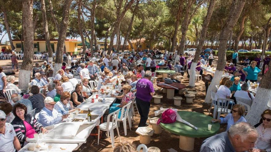 Alrededor de 800 vecinos se dieron cita en el campamento de Cáritas de la población costera.
