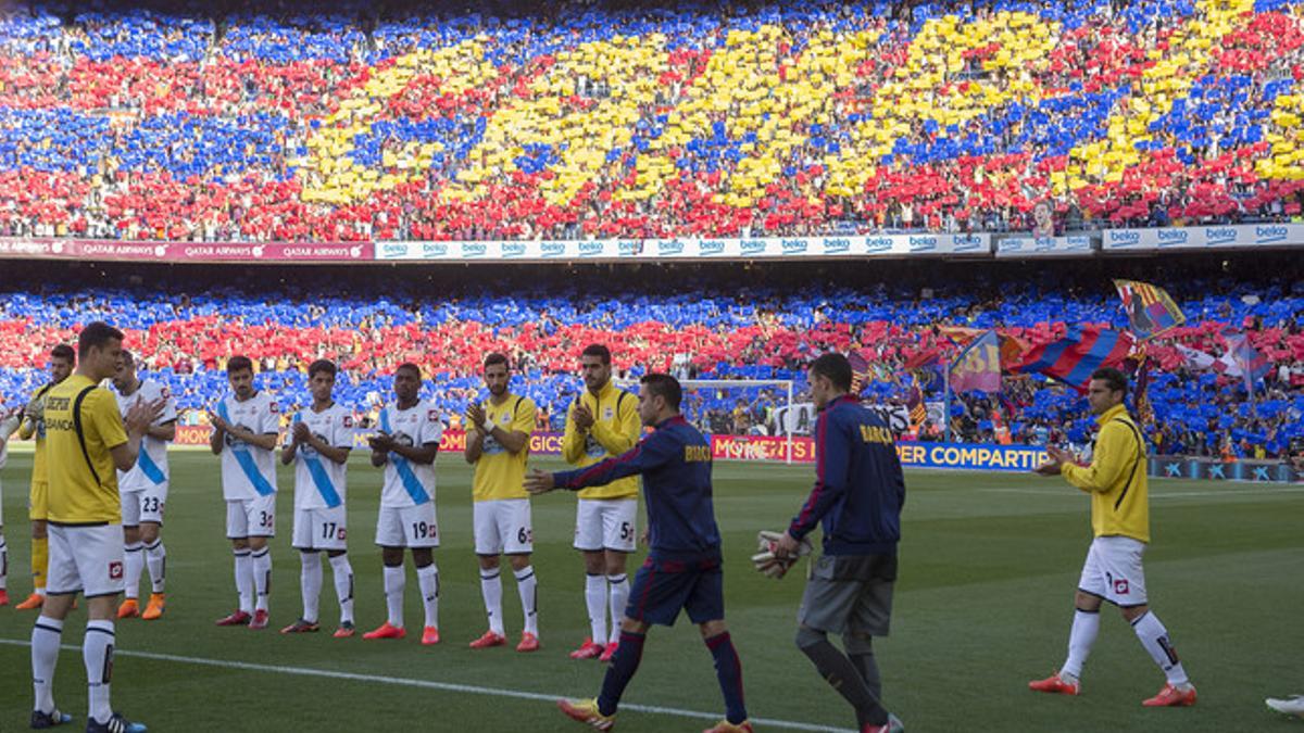 Pasillo de los jugadores del Depor a los campeones de Liga en el partido entre el FC Barcelona y el Deportivo
