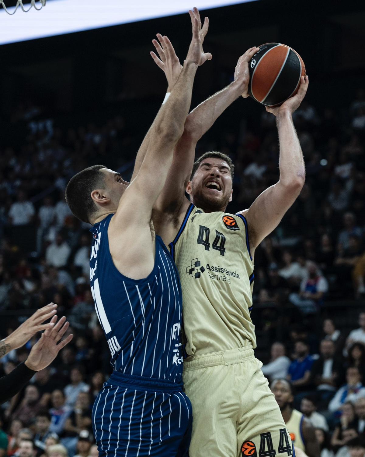 Joel Parra, disputando un balón ante Efes