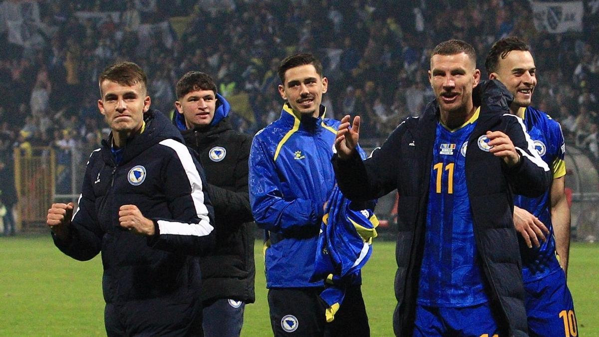 Bazdar junto a Dzeko al final del partido celebrando la victoria.