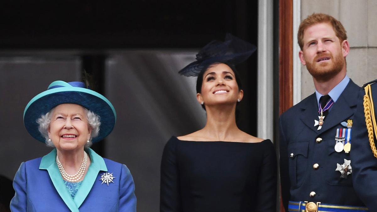 El príncipe Enrique y Meghan junto a Isabel II, en una foto de archivo.