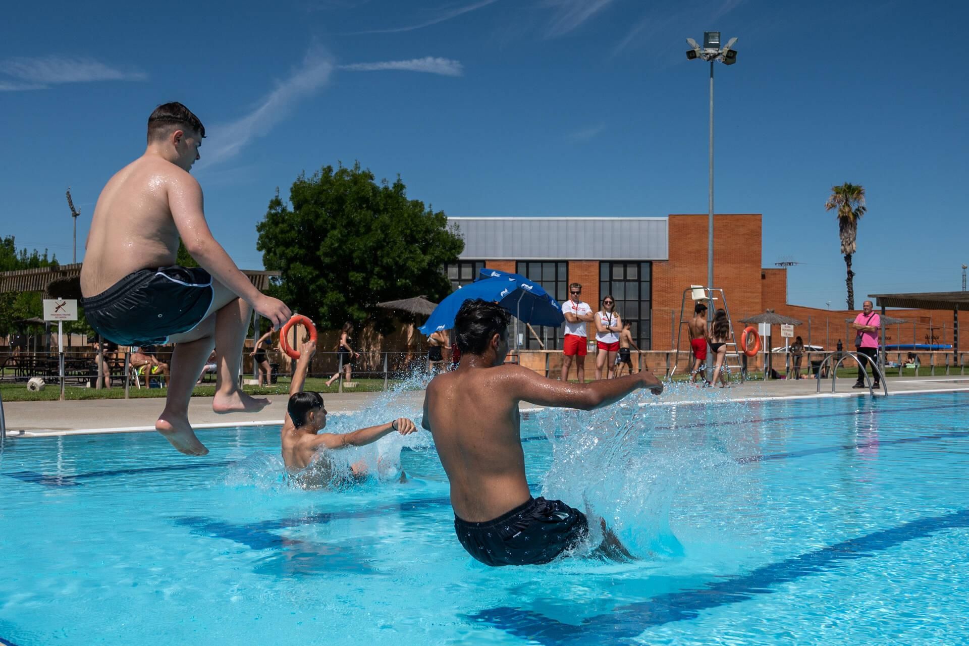 Primer día de baños en las piscinas de Badajoz