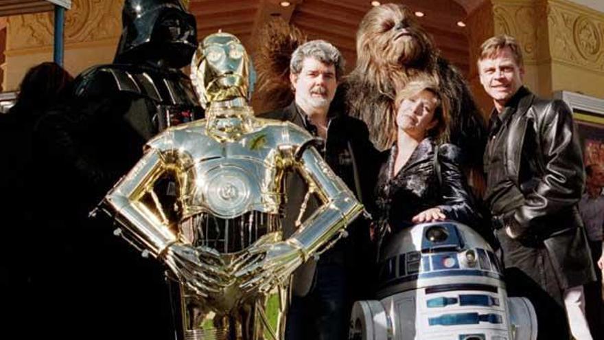 George Lucas posa con algunos de los protagonistas de Star Wars.