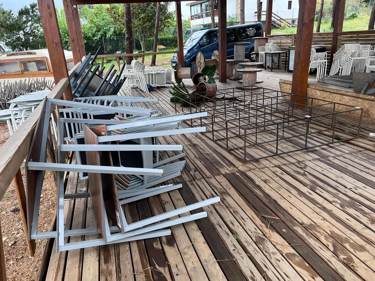 Estado en el que quedó la terraza del chiringuito.