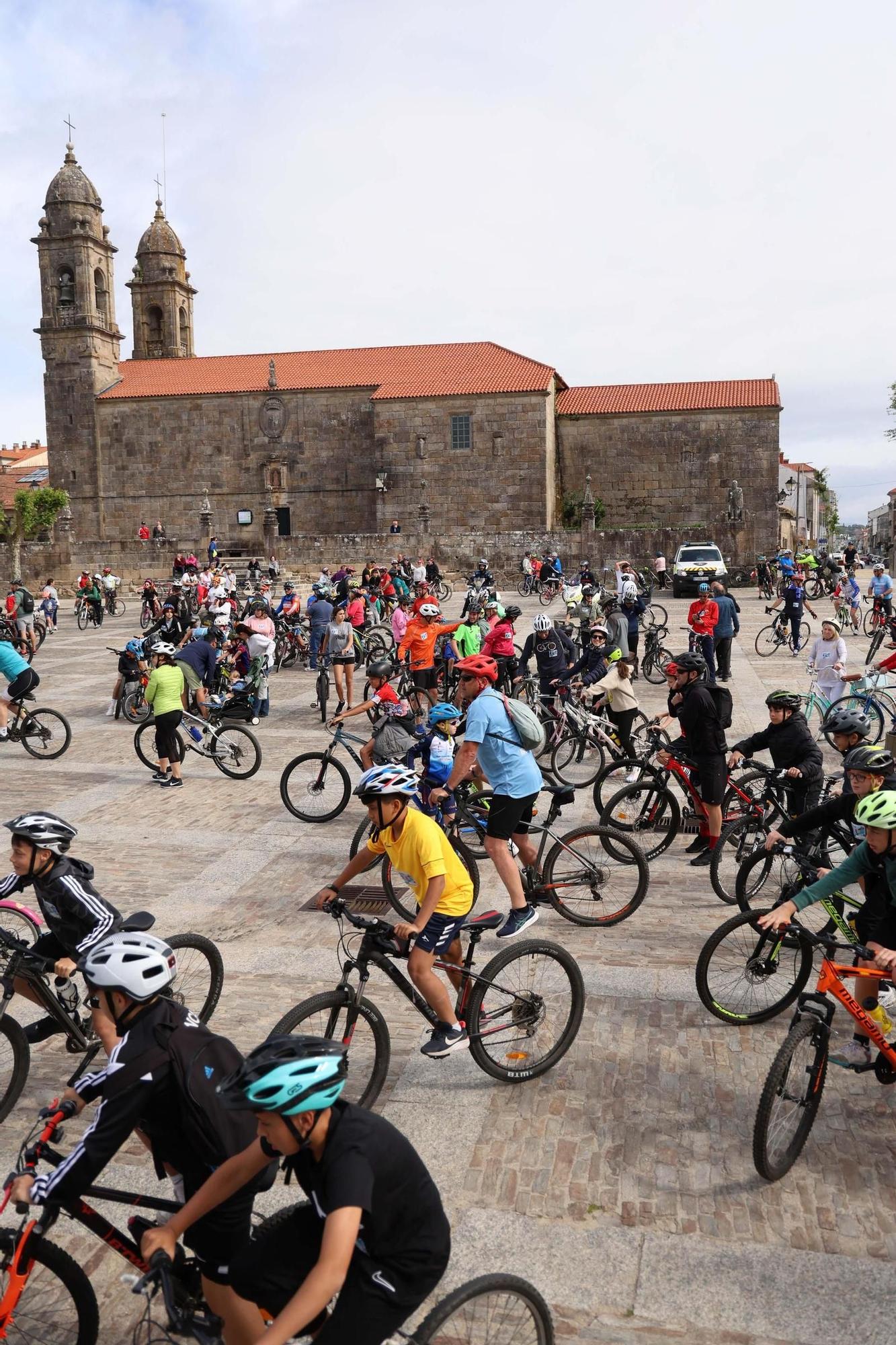 Participantes en la fiesta de la bicicleta de Cambados.