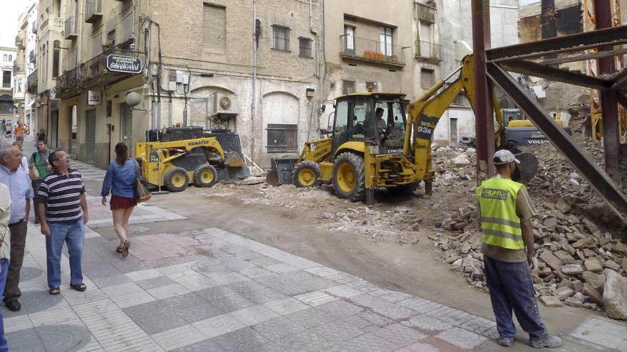 Les màquines treballant al carrer Peralada en l&#039;enderroc de l&#039;edifici · Conxi Molons