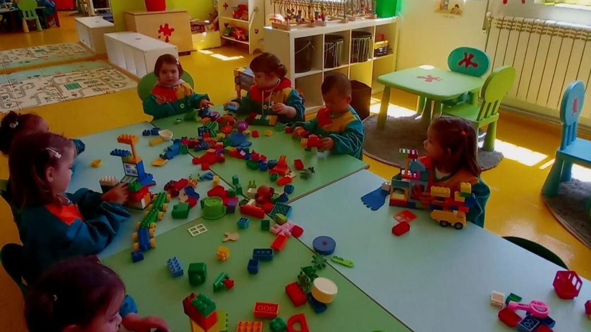 Alumnos del colegio Trilema de Zamora, en una actividad con piezas de construcción en el aula de Infantil.