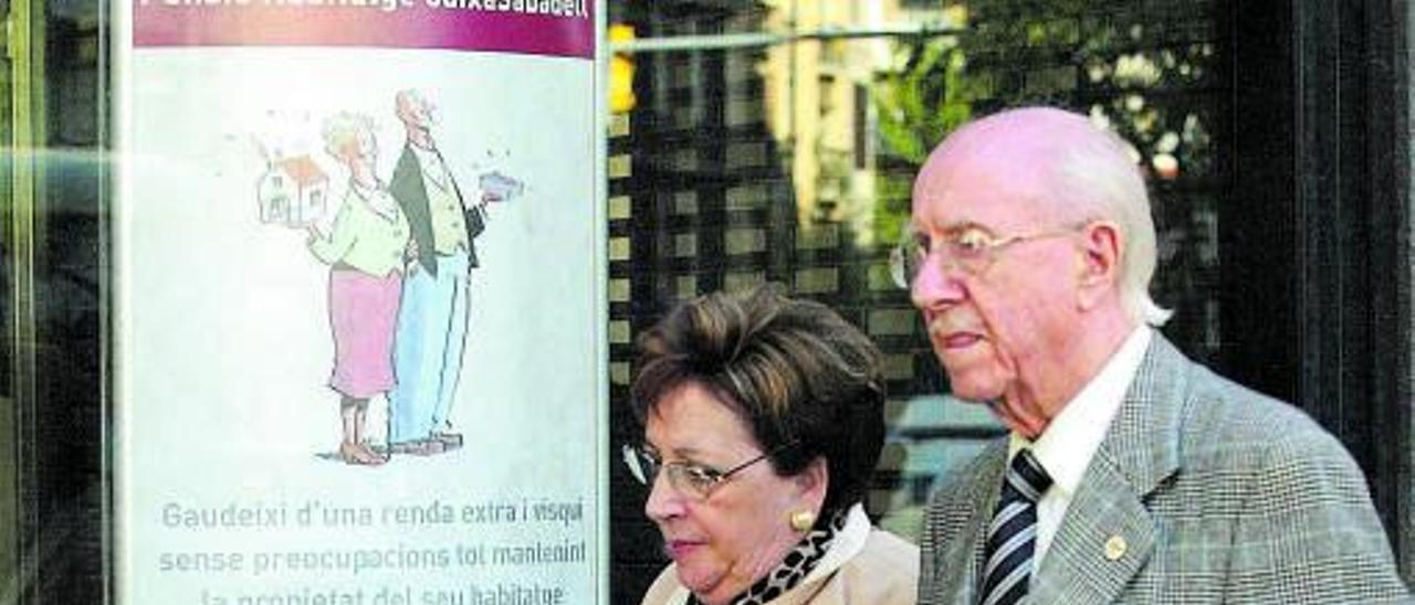 Los jubilados perciben una pensión pública media de 1.250 euros.