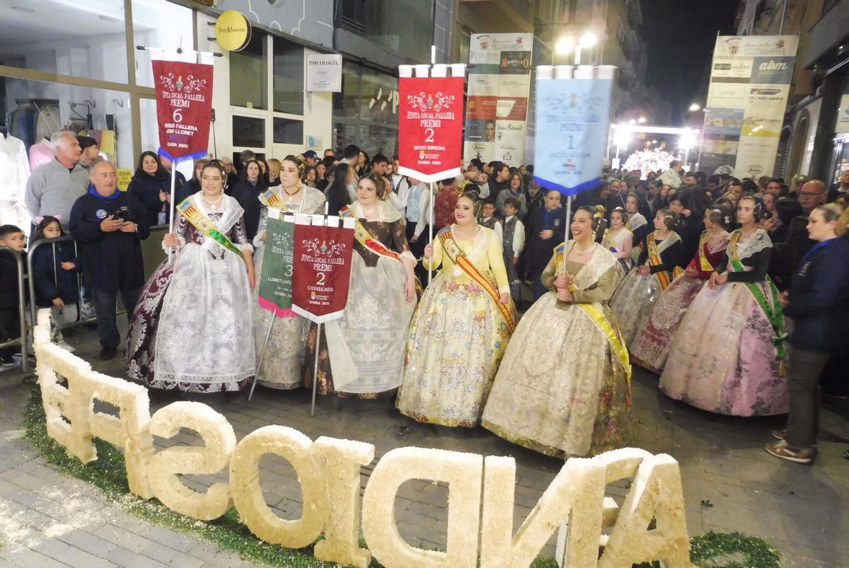 Falleras con los banderines.