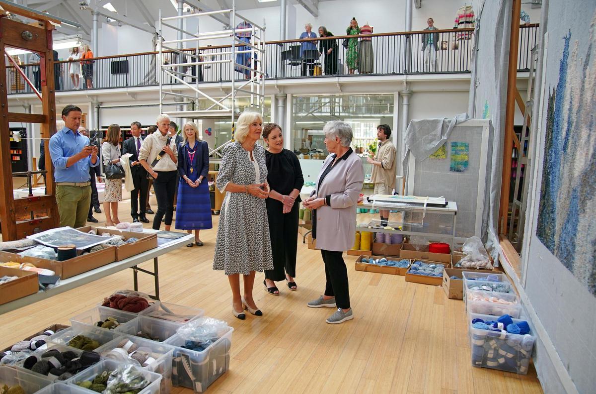 La reina Camila visita un taller de tapices en Edimburgo La reina Camila visita un taller de tapices en Edimburgo