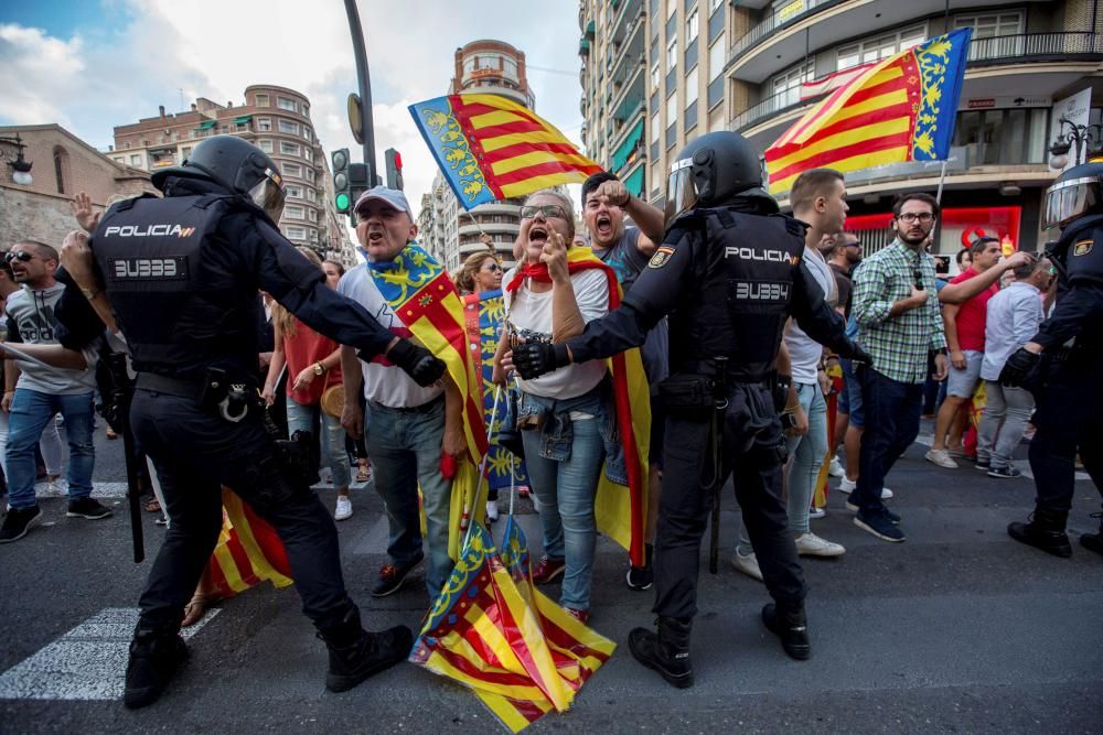 La ultradreta irromp a la manifestació del 9 d'oct