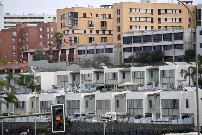 25-12-19 LAS PALMAS DE GRAN CANARI. LA MINILLA. LAS PALMAS DE GRAN CANARIA. Foto de un edificio de dúples en la Avenida de Ansite, número 11, que tienen exceso de altura, con respecto al plan general.  Fotos: Juan Castro.  | 25/12/2019 | Fotógrafo: Juan Carlos Castro