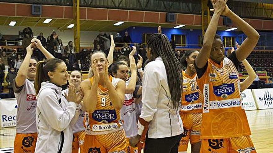 Las jugadoras de Quesos El Pastor celebran su triunfo ayer en el Ángel Nieto.