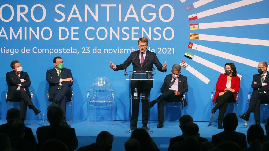 Los presidentes de Galicia, Asturias, Castilla y León, Aragón, La Rioja, Cantabria, Extremadura y Castilla-La Mancha intervienen en la rueda de prensa tras reunirse en Santiago, ayer.  | EFE/LAVANDEIRA JR