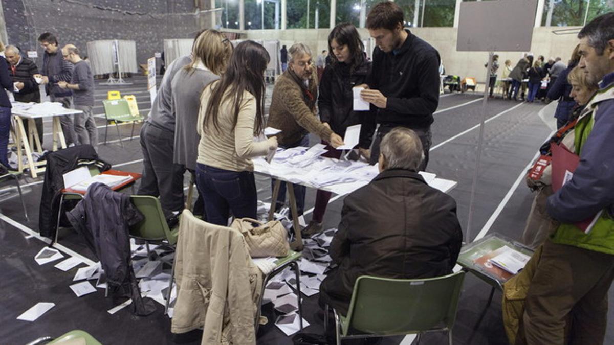 Los miembros de una mesa proceden al recuento de los sufragios en un colegio electoral en Vitoria, este domingo.