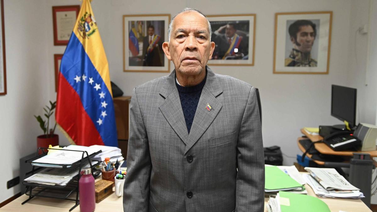 Martín Pacheco, cónsul de Venezuela en Vigo, en su despacho.