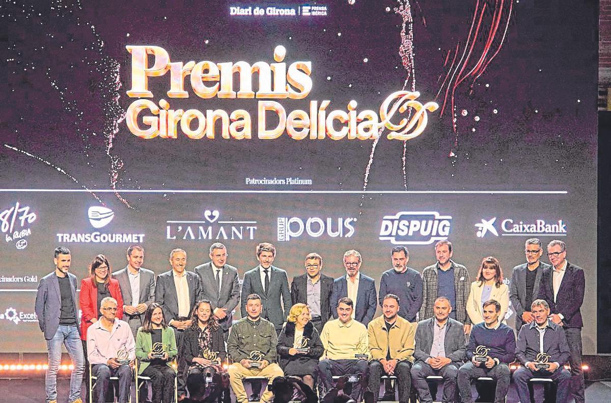 Els premiats amb les persones que van lliurar els guardons i representants de Diari de Girona i Prensa Ibérica.