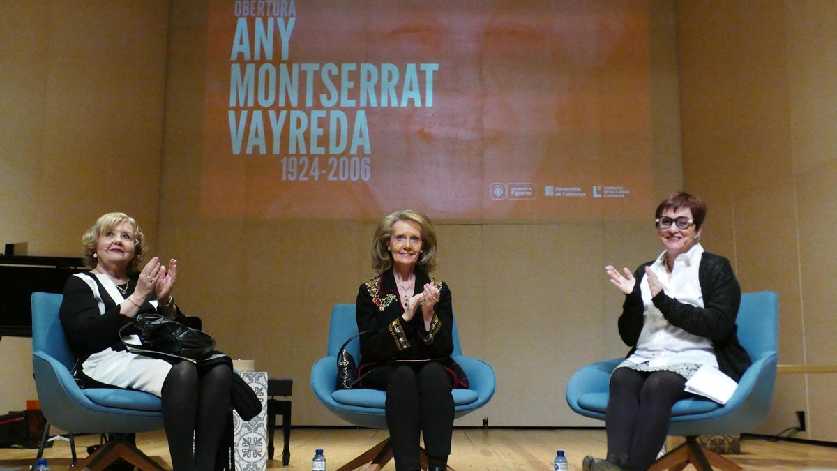 Anna Maria Velaz, a l'esquerra de la imatge, durant l'acte d'inauguració de l'Any Vayreda a Figueres.
