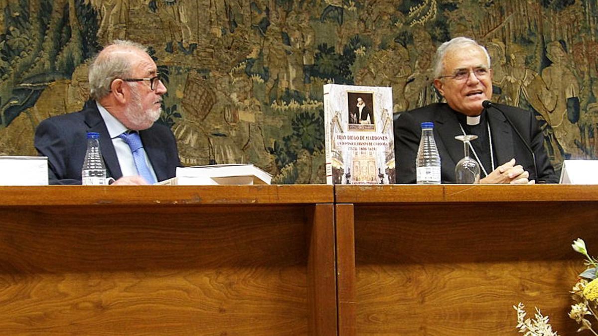 Demetrio Fernández (d) en la presentación del libro de Luis Recio Mateo.