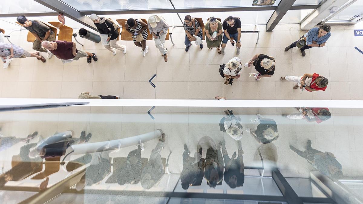 Pacientes en un centro de salud de Alicante