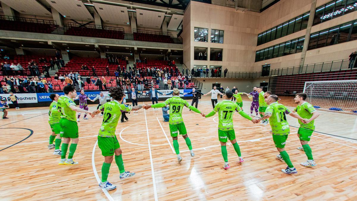 El Illes Balears Palma Futsal celebra la clasificación en Riga.