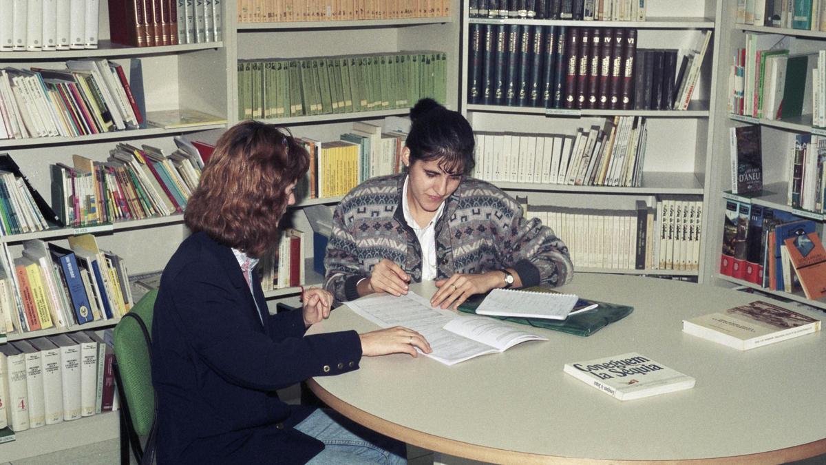 Dues docents consultant material proporcionat pel CRP, l’octubre del 1994
