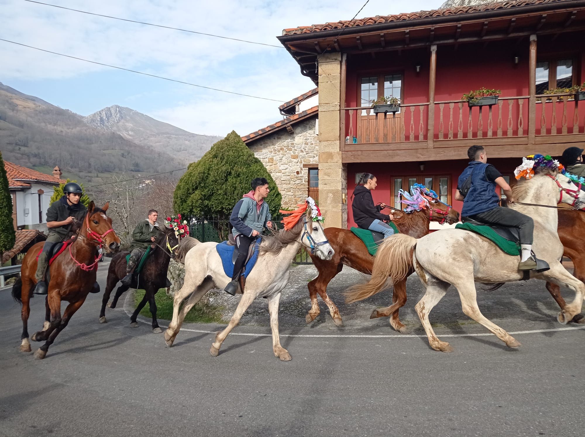 Doce mozos de Sellaño salen a caballo a pedir El Aguinaldo