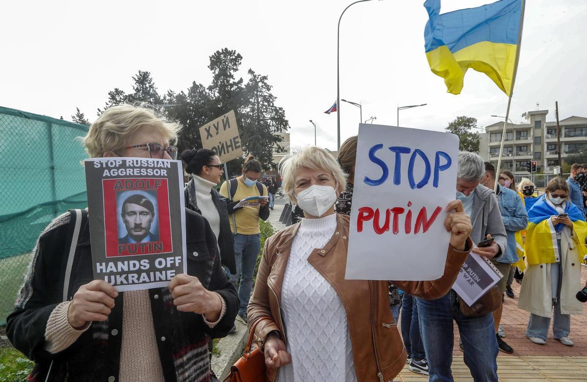 Nicosia (Cyprus), 24/02/2022.- Ukrainian community members living in Cyprus gather to protest against Russia’s military operation in Ukraine, outside the Russian embassy in Nicosia, Cyprus, 24 February 2022. Russian troops launched an attack on Ukraine on 24 February, prompting Ukraine’s president to declare martial law. (Atentado, Protestas, Chipre, Rusia, Ucrania) EFE/EPA/KATIA CHRISTODOULOU