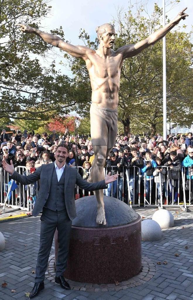 La estrella de fútbol sueca Zlatan Ibrahimovic posa durante la ceremonia de inauguración de una estatua que lo representa cerca del estadio de Malmo, en la ciudad natal de Ibrahimovic, Malmo, Suecia.