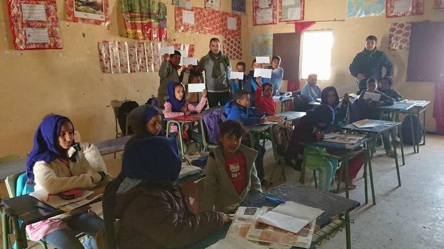 Miembros de la familia García Rozas en la escuela de Smara.