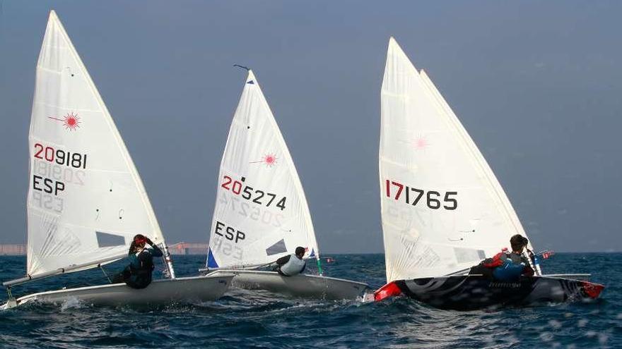 Los láser, en plena regata.