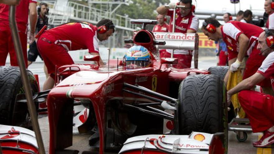 Los mecánicos atienden el Ferrari de Alonso en Brasil.