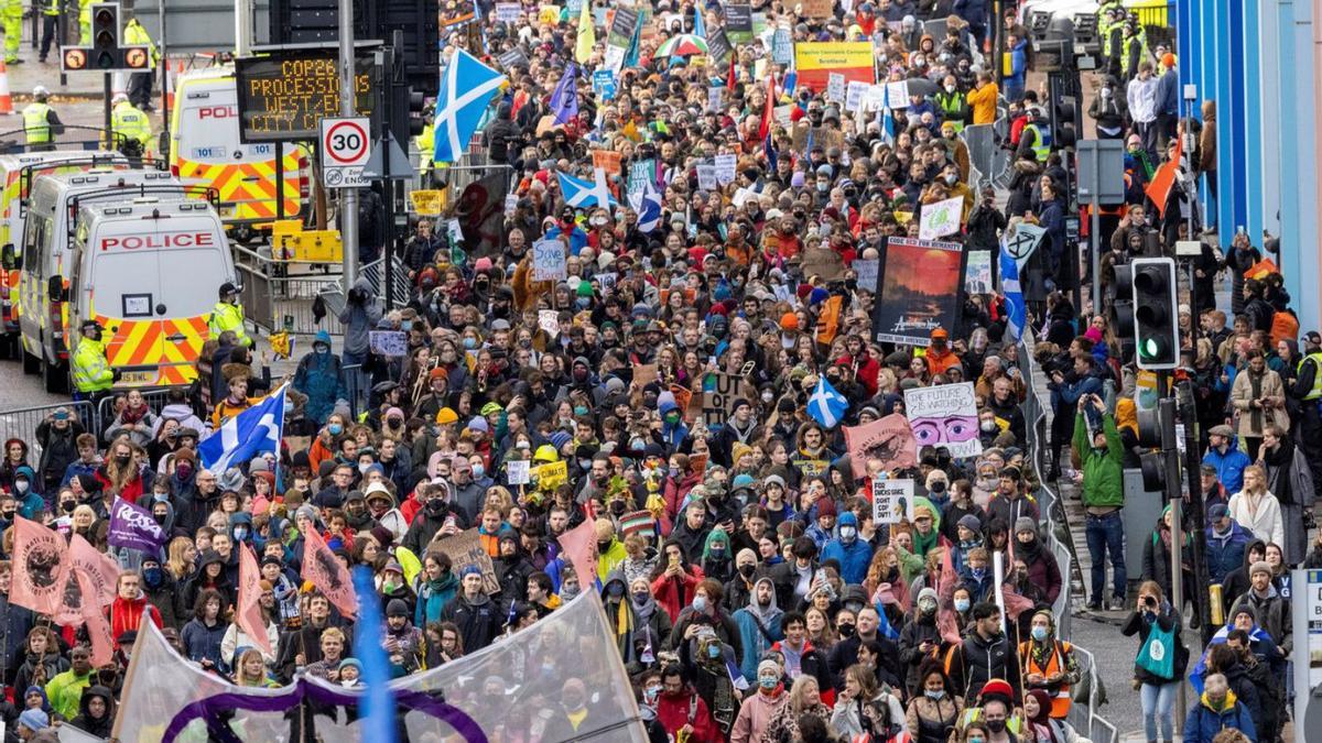 Desenes de milers de persones es van manifestar ahir pels carrers de Glasgow. | EFE