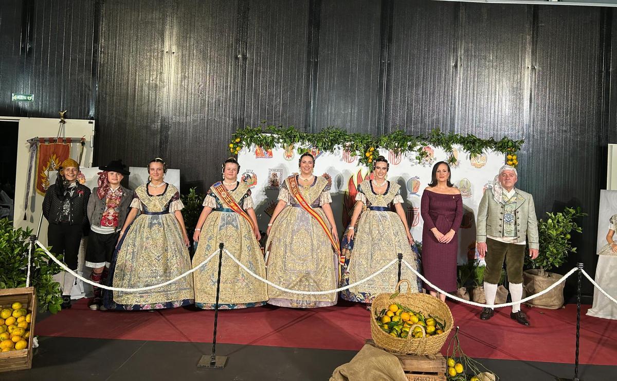 Las falleras mayores inauguran el nuevo espacio multiusos.