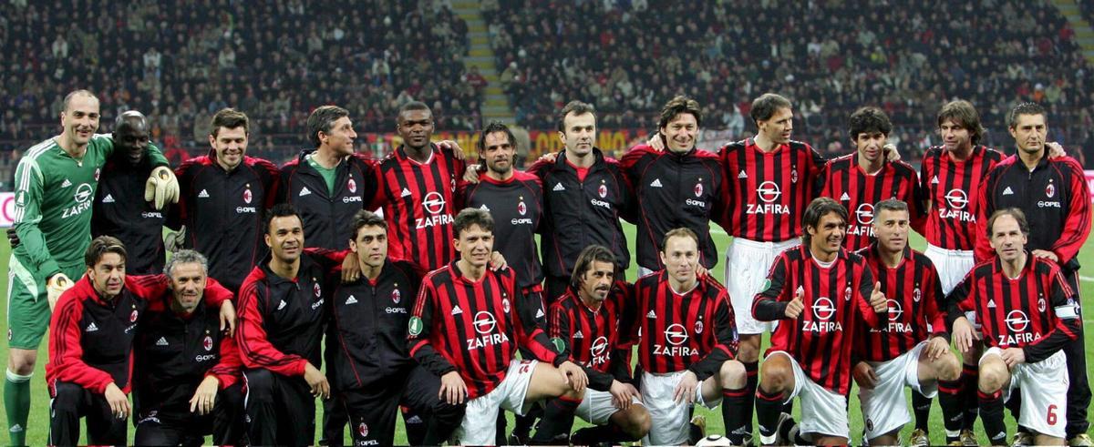 ROM47 - MILAN (ITALIA), 15/03/06.- Los jugadores del equipo incluyendo a los campeones de los cuatro últimos lustres del AC Milán posan para una foto colectiva previo al partido amistoso de despedida del jugador italiano Demetrio Albertini disputado contra el Barcelona hoy, miércoles 15 de marzo, en el estadio San Siro-Giuseppe Meazza en Milán, Italia. EFE/MATTEO BAZZI