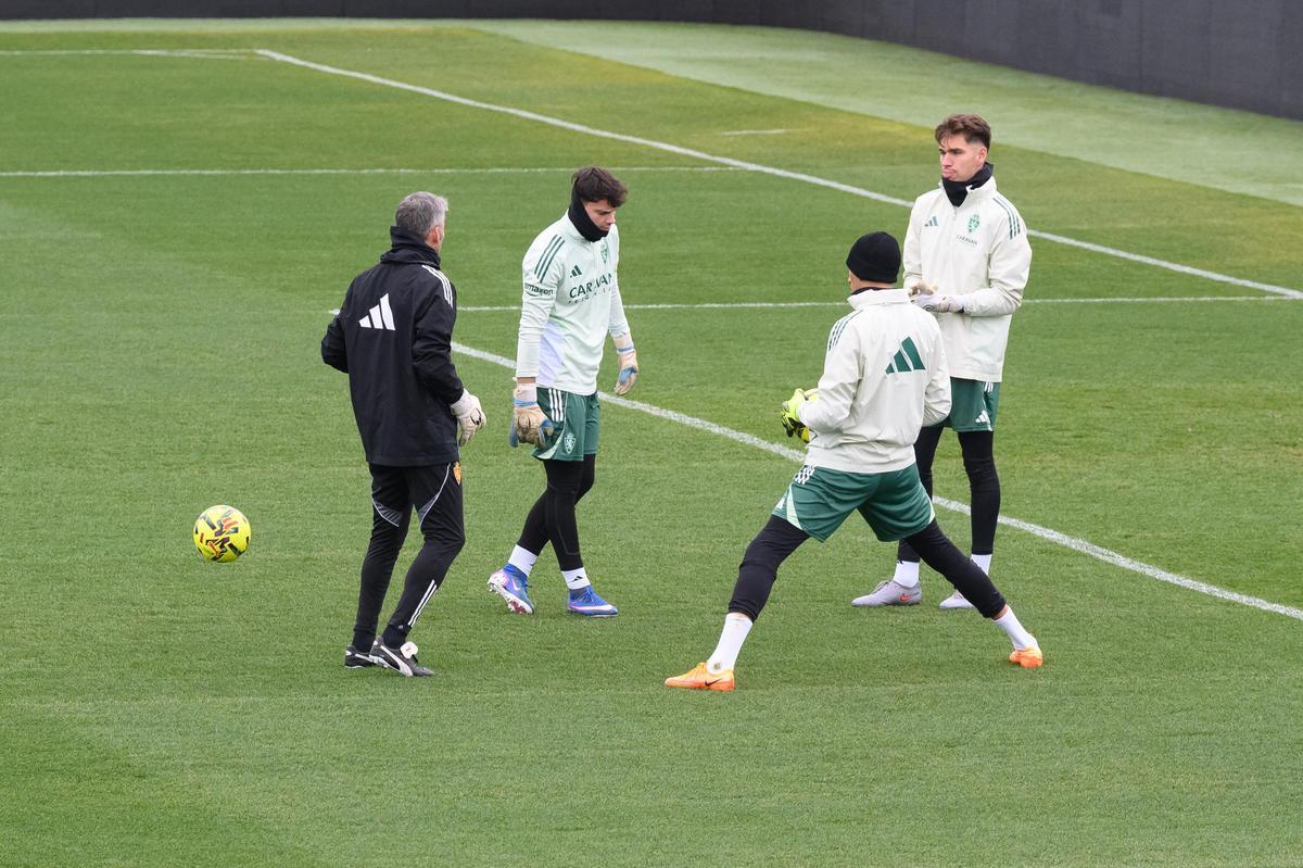 Obón, Andrada y Adrián, en el entrenamiento específico de los porteros.
