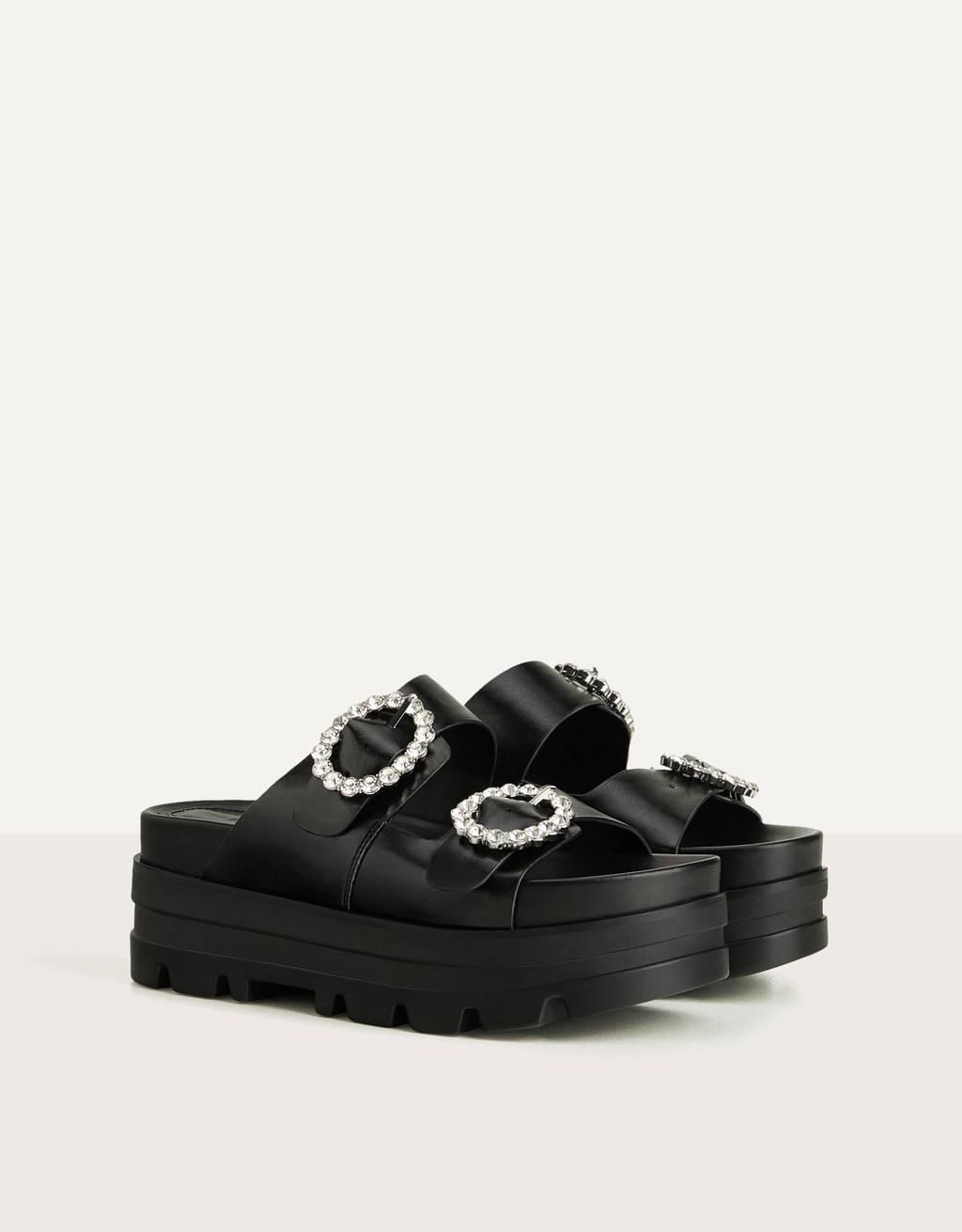 Sandalias negras con hebillas brillantes de Bershka