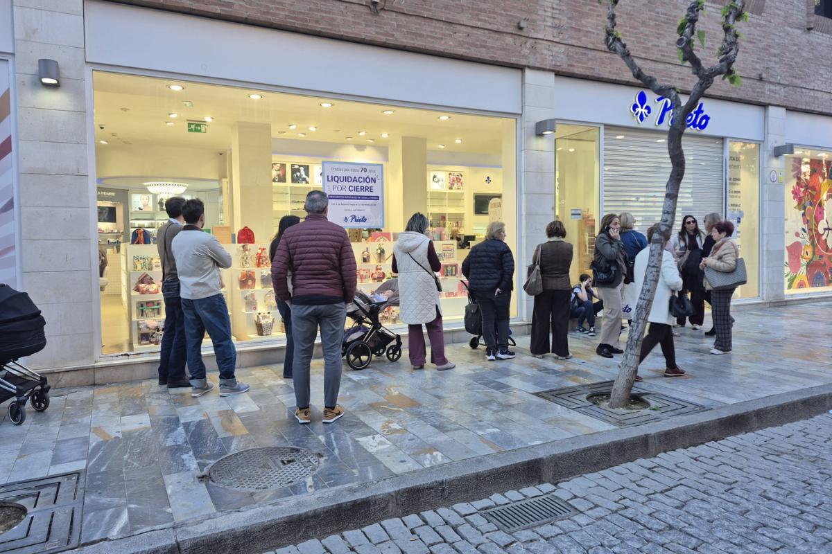 Largas colas en la puerta de la perfumería Prieto de la calle Ángel Guirao.