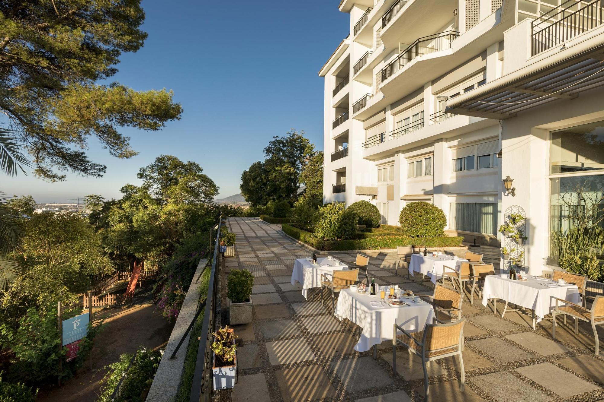 En el Parador se pueden apreciar las vistas mientras se disfruta de la gastronomía.