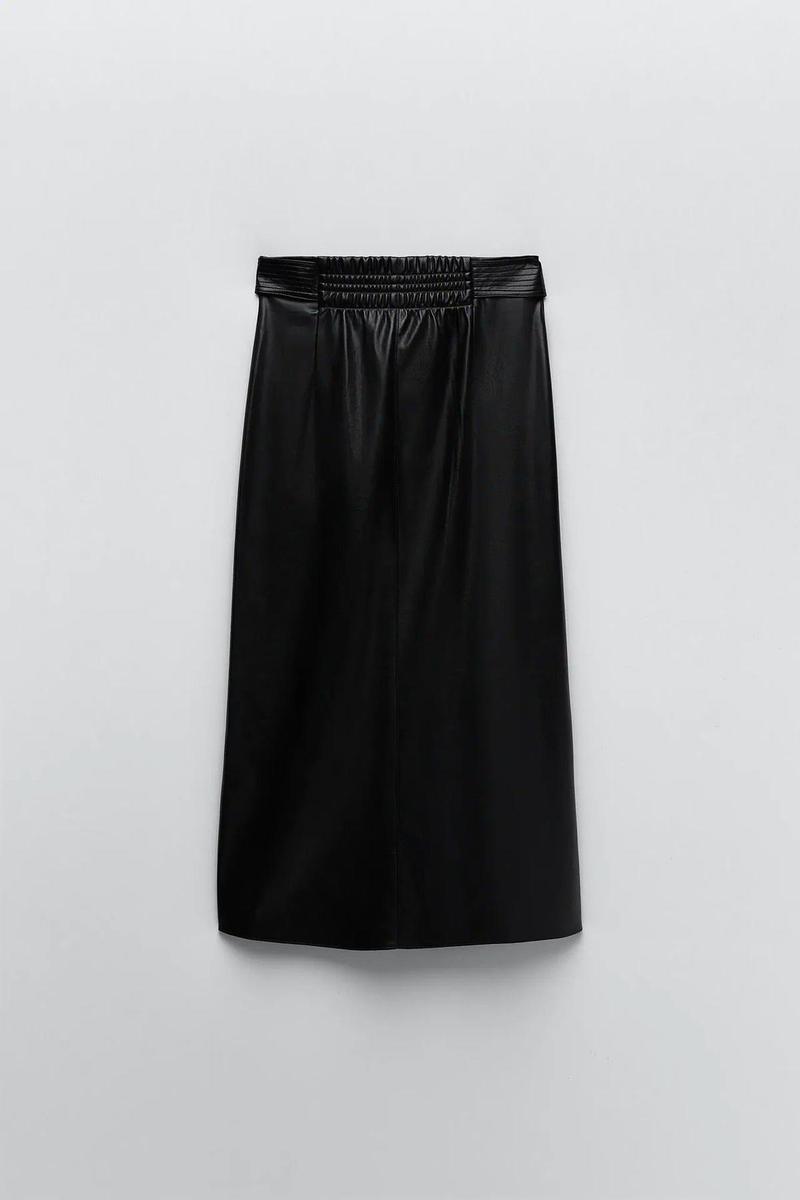 Falda midi efecto piel, de Zara (29,95 euros)